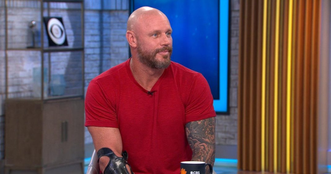 Shark attack survivor Paul de Gelder teaches others how to stay alive if attacked